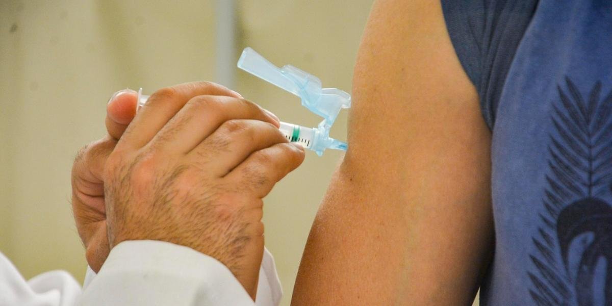 Conselho de Secretários de Saúde pede prioridade de vacina para reforço em idosos