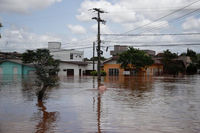Temporal provocou prejuízos em 145 municípios do RS; alerta permanece em razão de nível elevado de rios