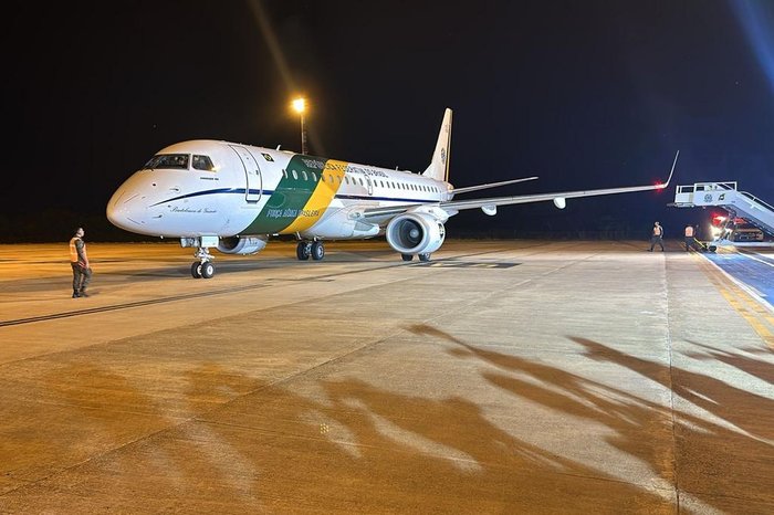 Voo com brasileiros repatriados de Gaza chega a Brasília