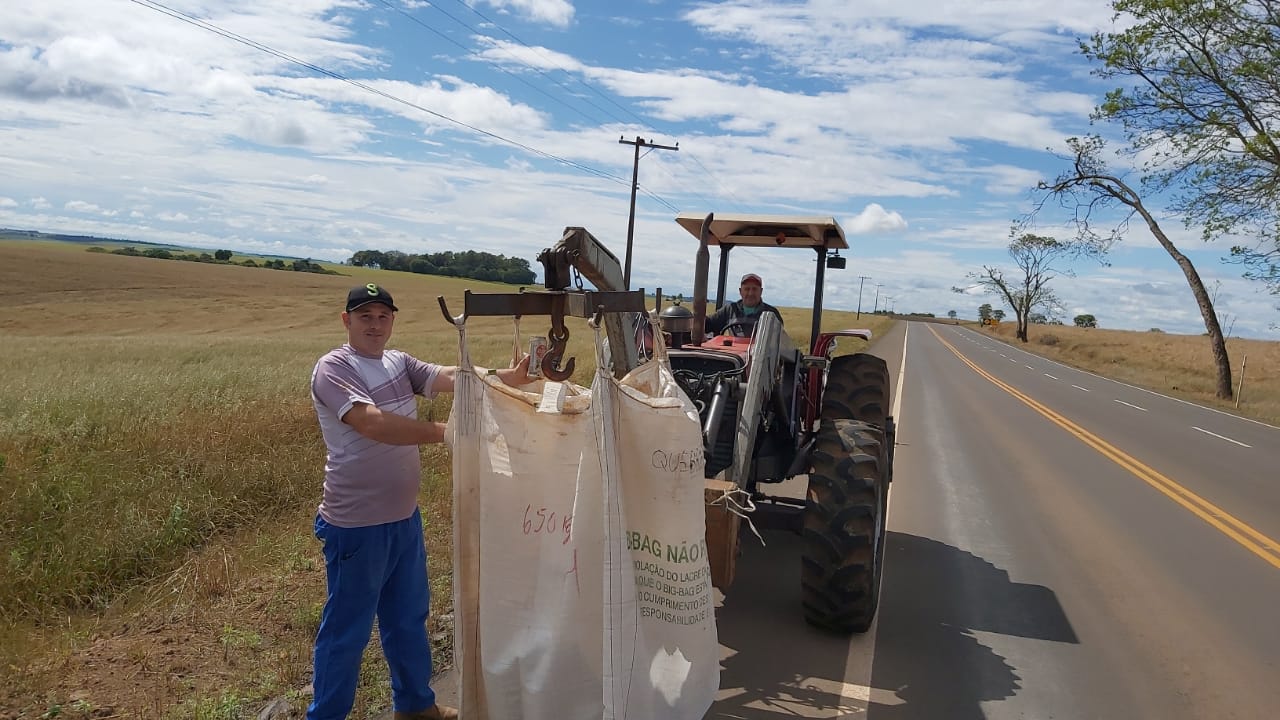 Agricultores fazem gesto nobre e recolhem lixo na RS 142