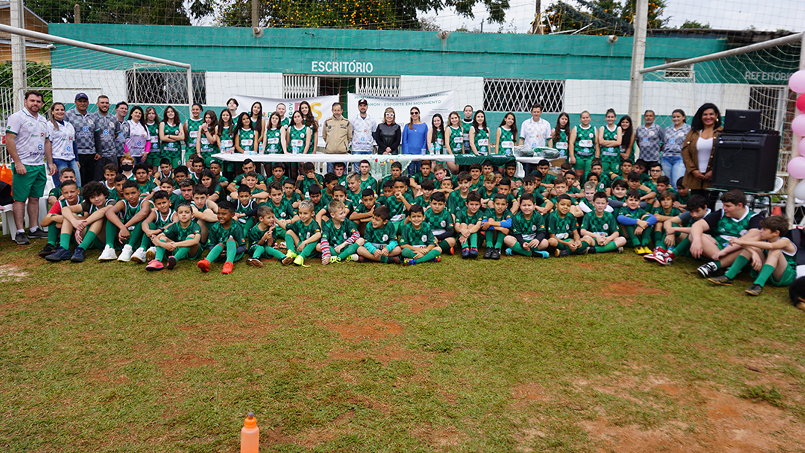 Trianon de Carazinho entrega uniformes do projeto Pró-esporte