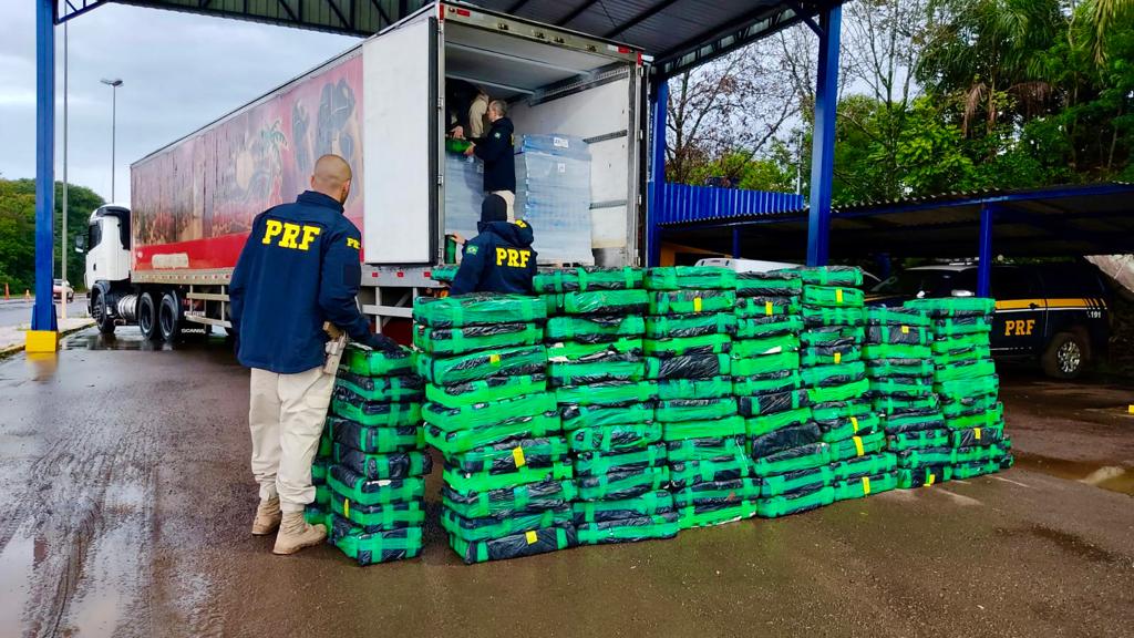 PRF prende traficante com mais de 1 tonelada de maconha escondida em caminhão frigorífico