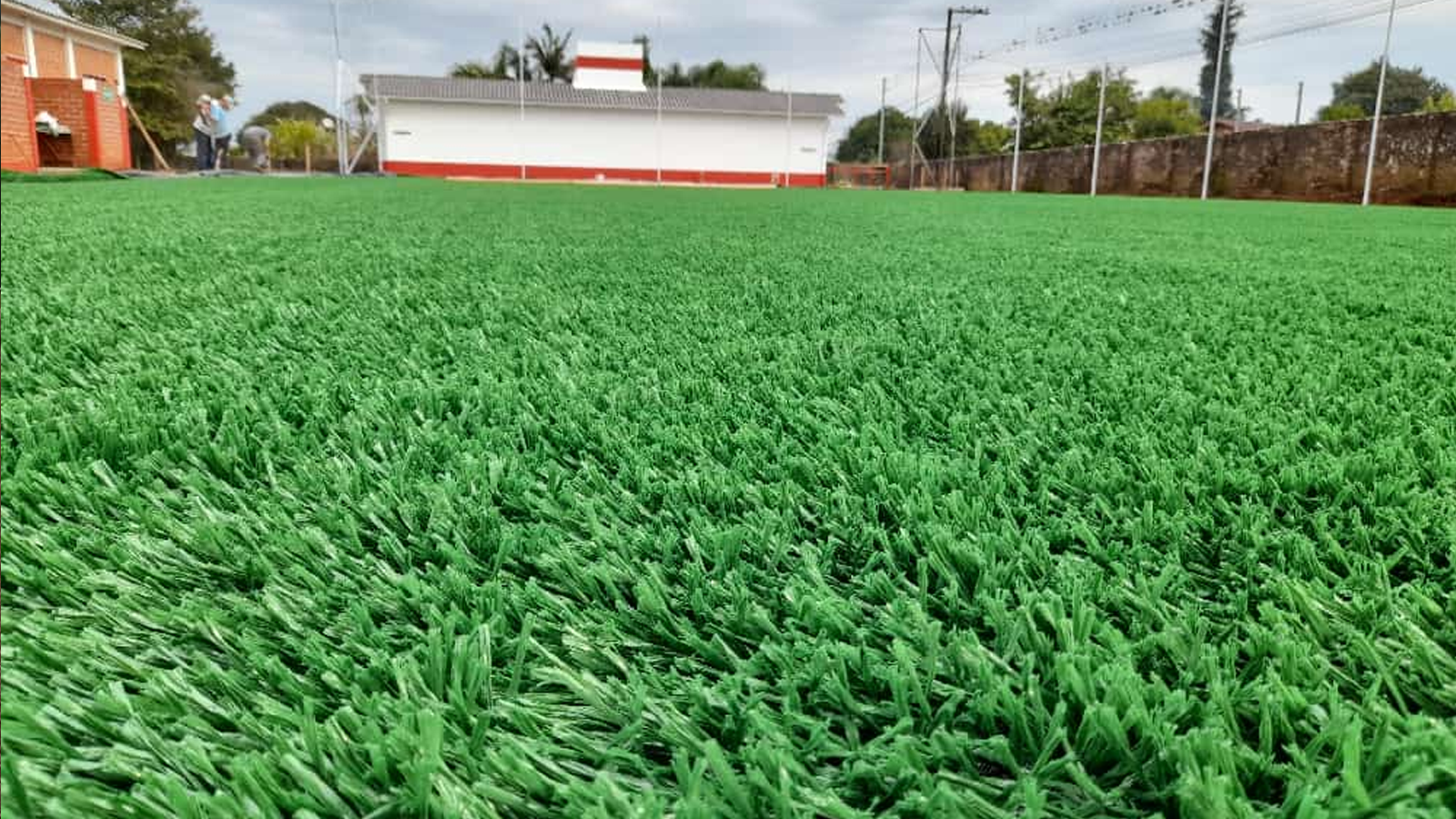 Inicia a colocação de gramado sintético na quadra do Estádio Waldomiro Graeff em Não-Me-Toque