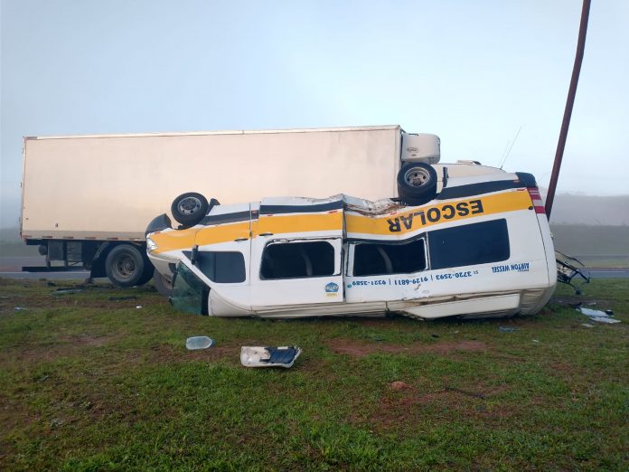 Jovem morre após colisão de caminhão com van escolar em Estrela